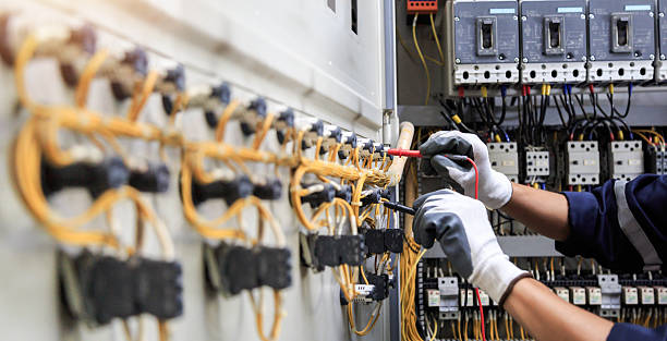 Professional Electrician technician working in Syracuse, KS